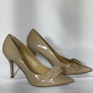 NINE WEST Flashupr Tortora Nude Patent Leather Front Bow Heel Size 7 1/2